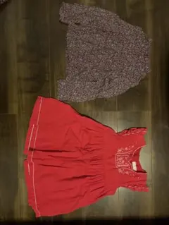 ZARA赤いフリルノースリーブワンピースと花柄長袖シャツ