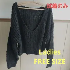 ショート丈　Vネックニット