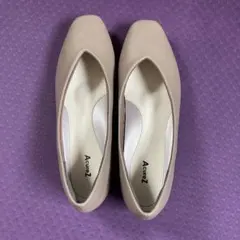 Acuaz ベージュ ポインテッドトゥ フラットパンプスのサムネイル