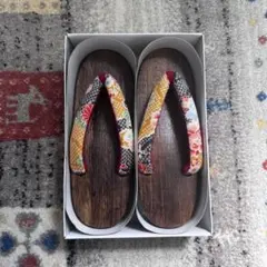 伝統的な花柄草履