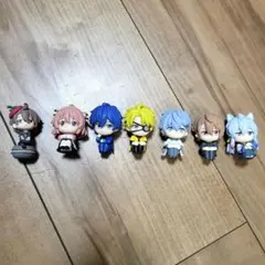 カラフルピーチまちぼうけ６体と、うりのマスコットチャーム２が１体