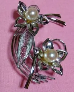 新品同様本真珠パール付き花モチーフのシルバーカラーブローチコサージュアクセサリー