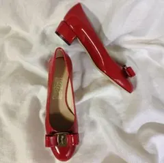 フェラガモFerragamoヴァラリボンVARAエナメルパテントレザーパンプス赤