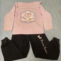 ピンク長袖トップスと黒パンツセット