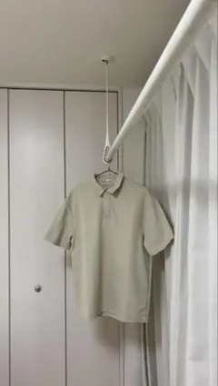 ベージュ ポロシャツ シンプルのサムネイル