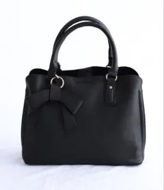 リボンチャーム付き ブラックハンドバッグ