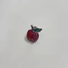りんごモチーフ ピンブローチ 赤