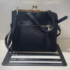 黒のクラッチバッグ ショルダーストラップ付き