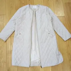 グレーベージュ　ノーカラー　 キルティングロングジャケットコート　ゆったりМ〜Ｌ