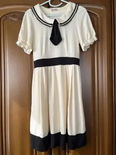 クリーム色と黒の襟付きワンピース