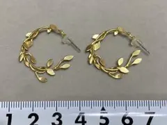 葉っぱモチーフのフープピアス