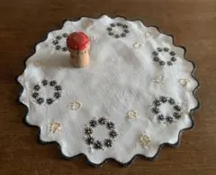 ヴィンテージ⭐︎ 黒と黄色の花模様刺繍　花形円形テーブルクロス