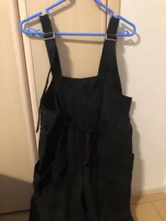 黒いVネックサロペット・オールインワン