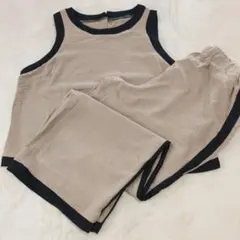 ベージュと黒のタンクトップ・パンツセットアップ