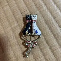 黒猫と白猫のブローチ