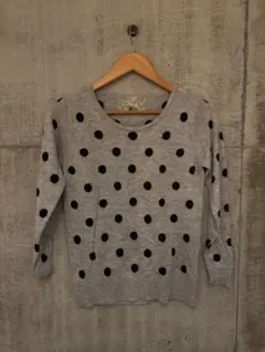 ドット柄グレーVネック長袖トップス