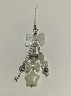 ビーズストラップ　ホワイト　リボン・星・鍵付き