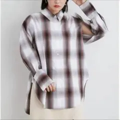 【美品】LILYBROWNリリーブラウン　スリットオーバーシャツのサムネイル