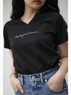 【アズールバイマウジー】ｖネックロゴｔシャツ ブラック 黒 女っぽ S
