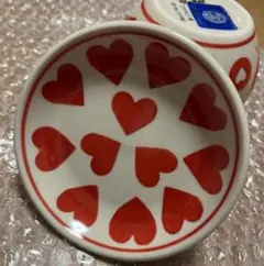 ハート柄の赤い丸型皿
