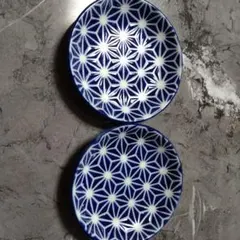 青白い星模様の皿2枚セット