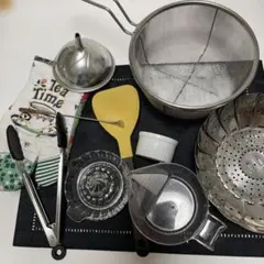 11点キッチン用品まとめ売り.水切りザル.計量カップ.トング.絞り器.蒸し器等のサムネイル