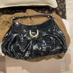 グッチ　フリルデザイン 黒 パテントレザー ショルダーバッグ