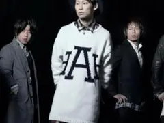 ホワイトニットセーター 大きなロゴ入り