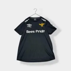 UMBRO Bees Pride ロゴプリント サッカー Tシャツ ブラック M