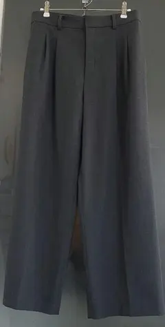 ユニクロ　チャコールグレー タックワイドパンツ