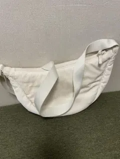 ほぼ未使用 ユニクロ　ラウンドミニショルダーバッグ 白 コーディネート