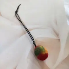 ハンドメイド 　フェルトボール　 ペンダント 赤 緑 黄色　ストラップ