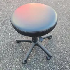 黒の回転式スツール 高さ調整機能付き