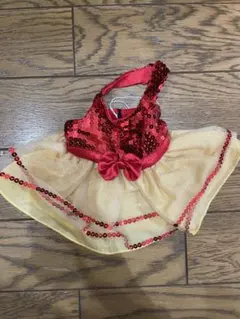 スパンコール付き赤と黄色のドレス