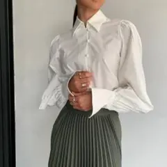 mame kurogouchi カーブ プリーツ シャツのサムネイル