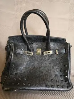 スタッズ付きブラックレザーハンドバッグ