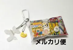 ガチャ詰めポーチ★白系　たべっ子どうぶつ　たまごっち　うまい棒　モフサンド等