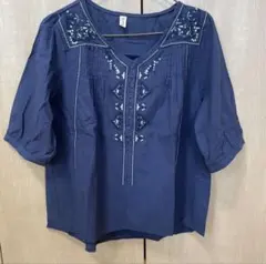 新品未使用　刺繍入りブラウス　Mサイズ　ネイビーブルー　レディース