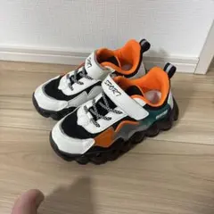 キッズ スポーツスニーカー オレンジ 黒　18センチ