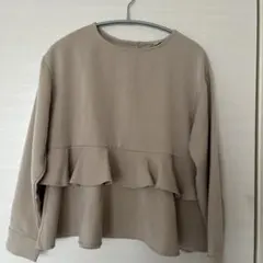 フリル付きベージュ長袖シャツ
