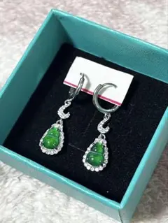 緑色の涙型ピアス、クリスタル装飾付き