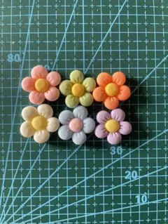 カラフル花型デコレーションパーツ6個セット［新品未使用］