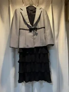 グレーのジャケットとブラックドレスセット