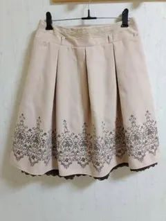 axesfemmeピンクベージュ フレアスカート 花模様刺繍