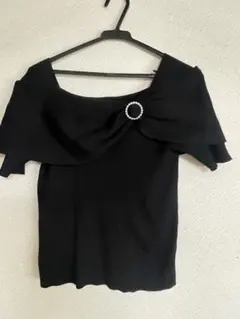 オフショルダー黒トップス ビジュー付き
