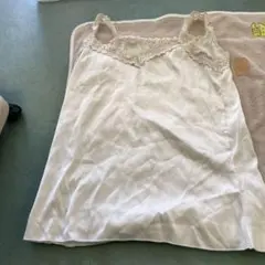 レース付きホワイトキャミソール