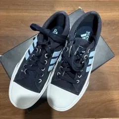 adidas キャンバススニーカー ネイビー×ライトブルーのサムネイル