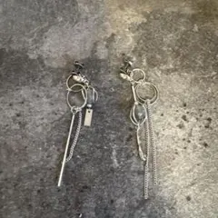 シルバーのロングピアス グレーの石付き