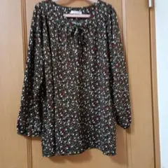 長袖ブラウス 黒地に模様 バストサイズ１２０㎝