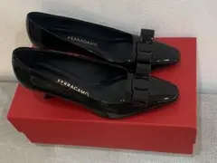 【新品・未使用】FERRAGAMO 黒ANZパテントパンプスのサムネイル